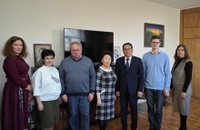 Сотрудники ИФЛ СО РАН с Талантаалы Алымбековичем Бакчиевым (третий слева)